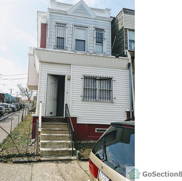 1st image of 600 W Annsbury St