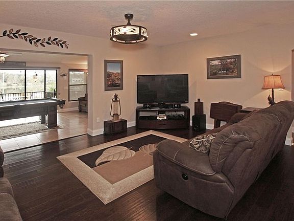 5th image of 615 E Lakeshore Dr