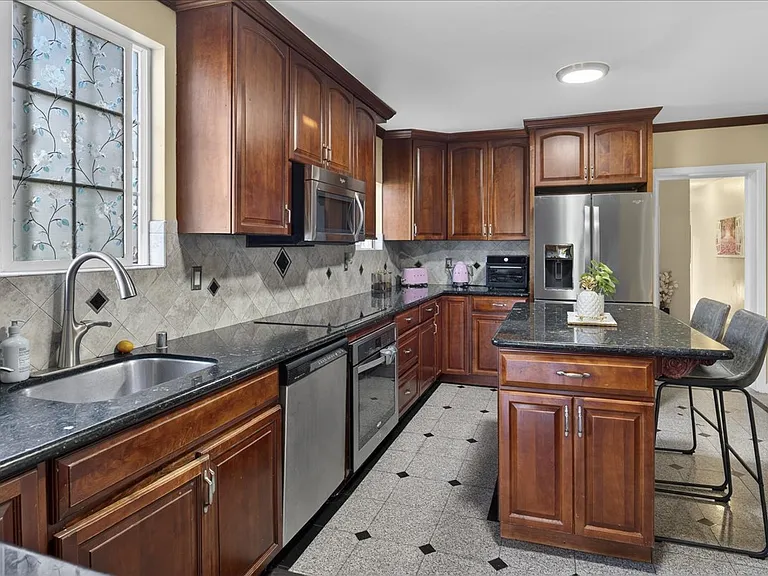 139 Grove Way #A — Photo 2