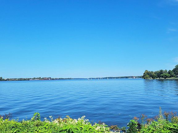 4th image of 1013 Harbour Dr