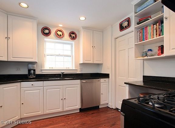 5th image of 871 Longwood Dr