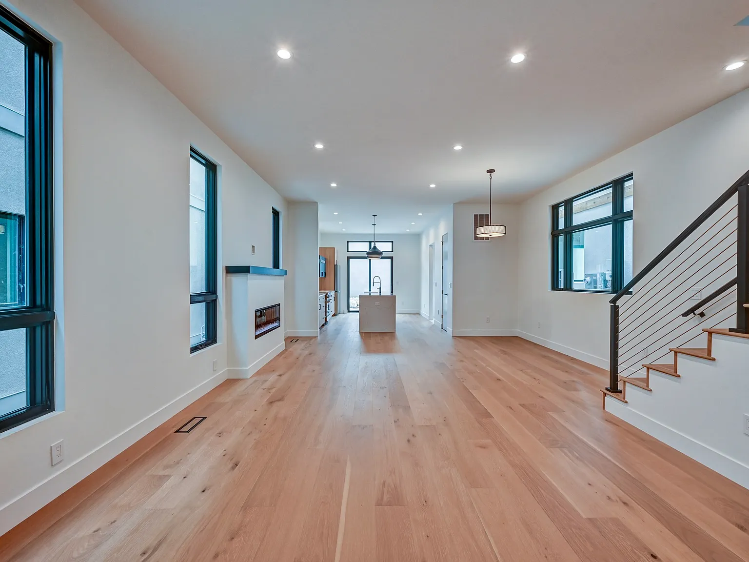 3 bed, 2.5 bath, 1977 sqft, $4,000 — Photo 3