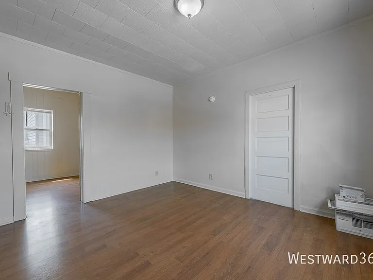 4901 Magoun Ave #2R — Photo 8
