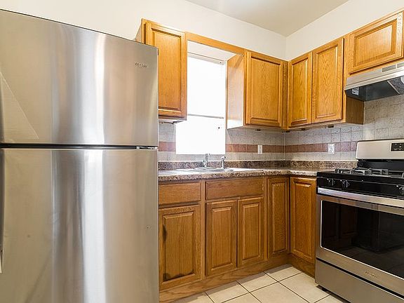 5th image of 86 Waverly St