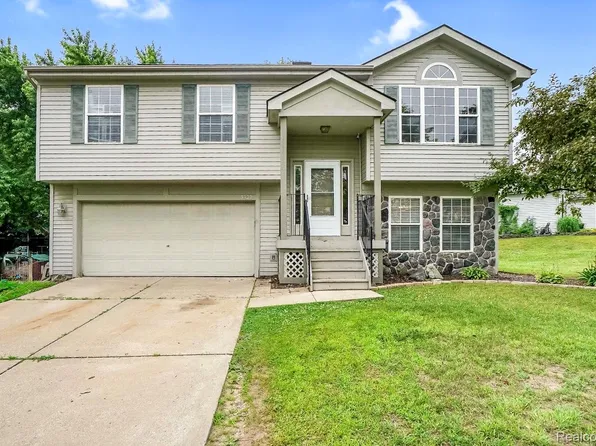 3322 Herrington Dr, Holly, MI 48442