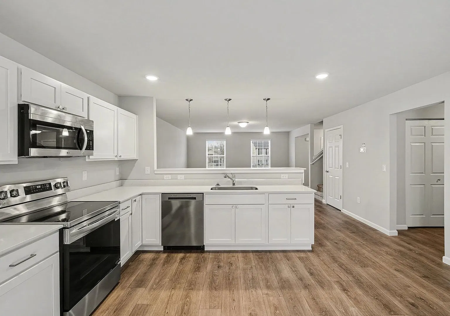 1 Month FREE Rent! Applied to Your First Full Month. Terms & Conditions Apply. — Photo 3