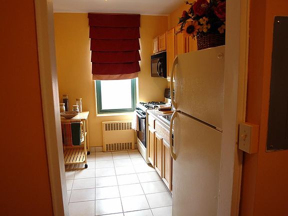 4th image of 100 Hoyt St #E