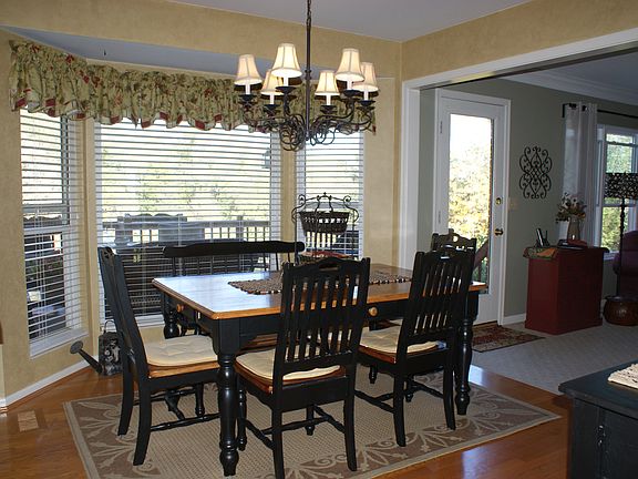 5th image of 111 Stillwater Dr