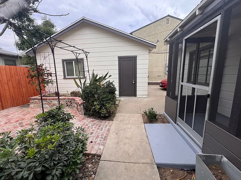 1044 Elm Ave #B — Photo 9