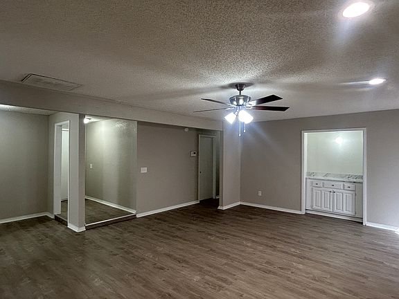 5th image of 3201 E Oakridge St