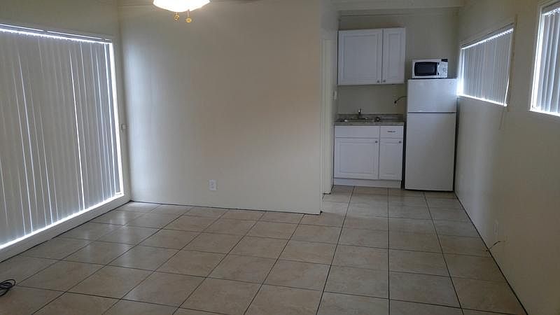 1st image of 415 Wilshire Pl Unit B