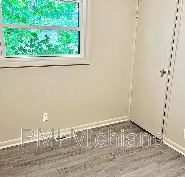 709 E 7th St — Photo 22