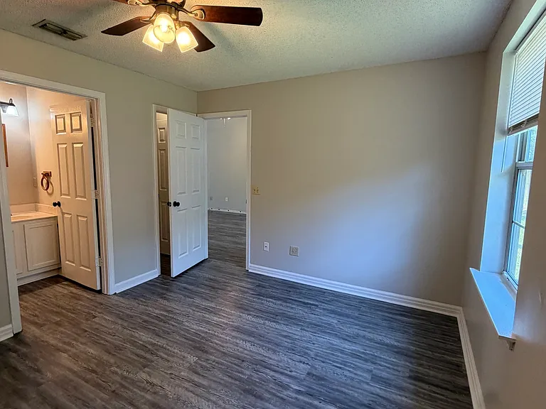 411 Baltic Ct — Photo 12