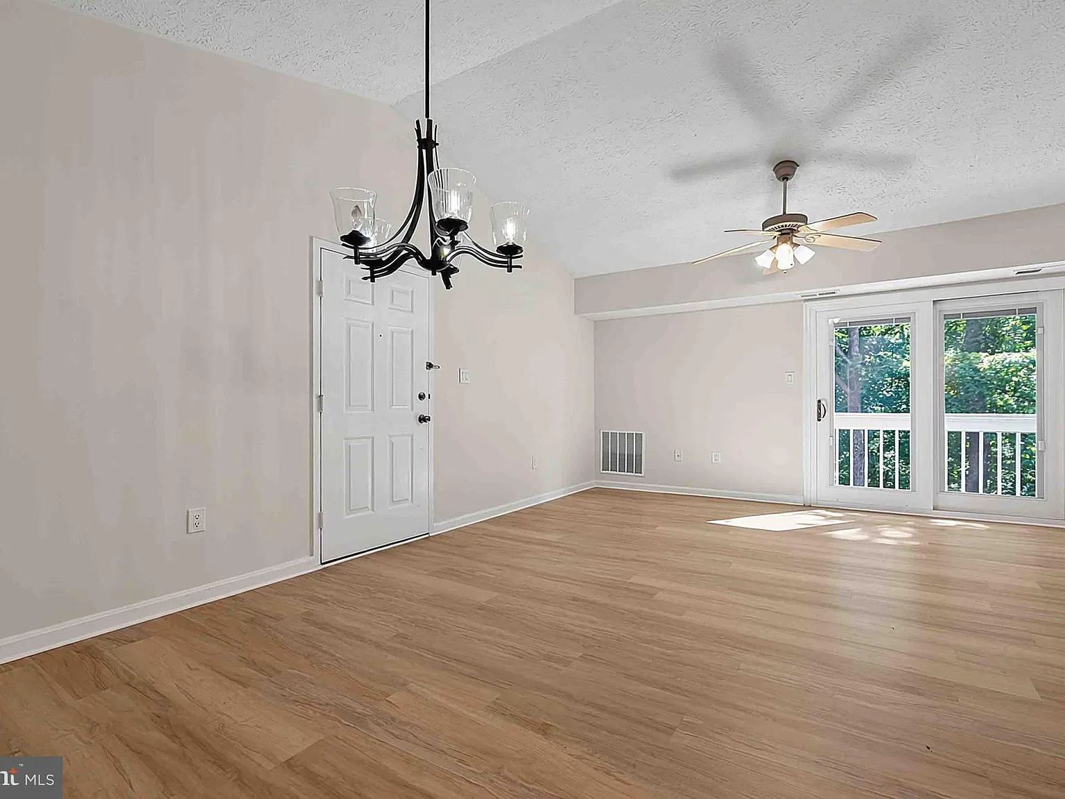 2 bed, 2.0 bath, 898 sqft, $2,200 — Photo 4