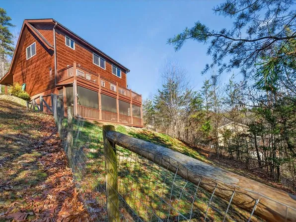 223 Red Bud Ln, Hiawassee, GA 30546