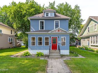 725 N 6th St, Grand Forks, ND 58203