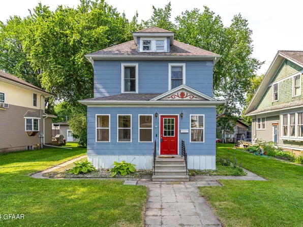 725 N 6th St, Grand Forks, ND 58203