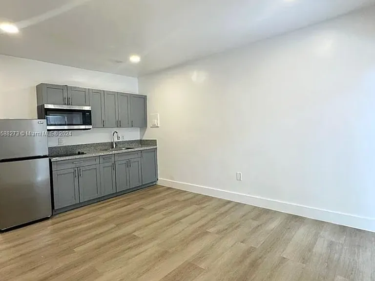 NE Miami Pl — Photo 5