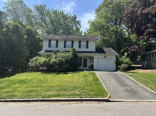 4 Deepdale Dr, Rocky Point, NY 11778