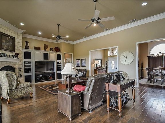 5th image of 300 Lantana Dr