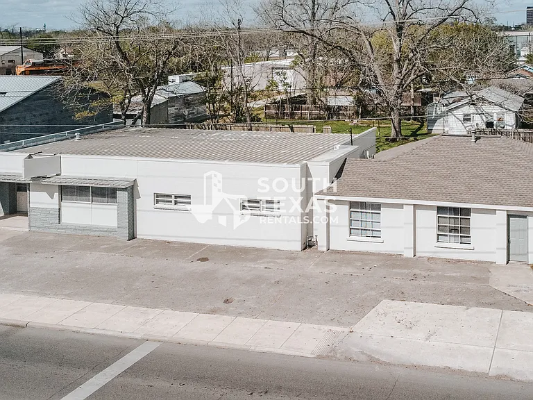 305 N Laurent St — Photo 2