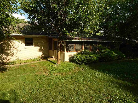 2nd image of 919 Kingsway Ave