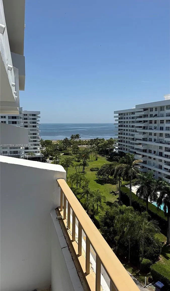 Commodore Club West Condo — Photo 4
