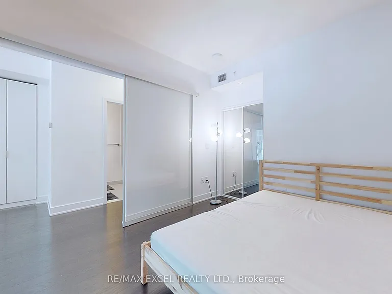 955 Bay St #404 — Photo 11
