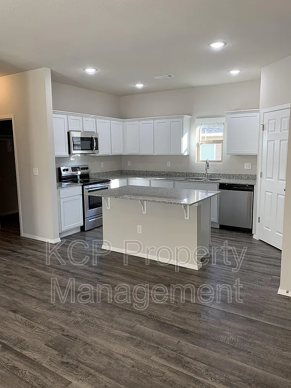 3 bed, 2.5 bath, 2200 sqft, $1,875 — Photo 2