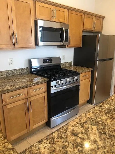 2 bed, 1.0 bath, 700 sqft, $2,400 — Photo 3