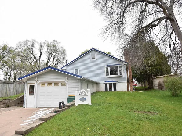 720 7th St NE, Independence, IA 50644