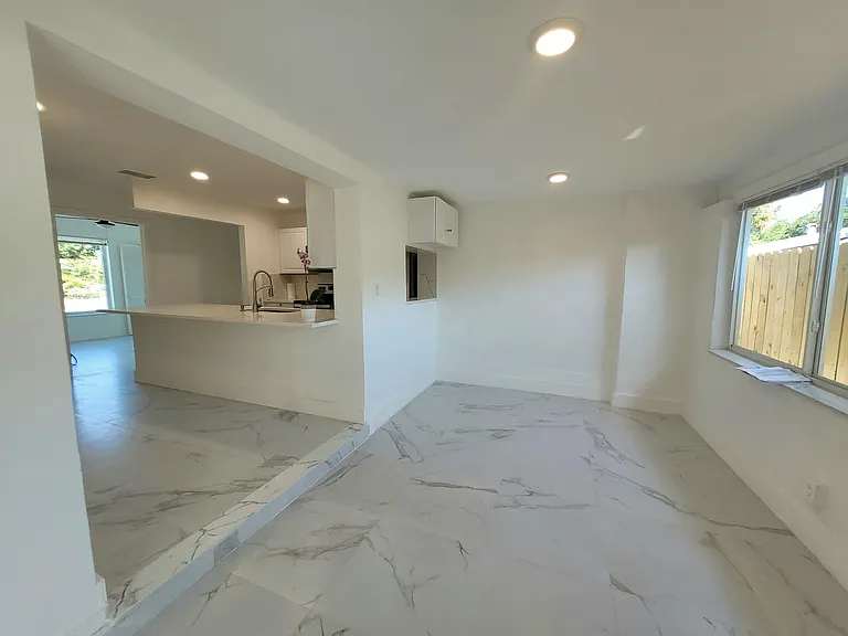 900 SW 31st St — Photo 10