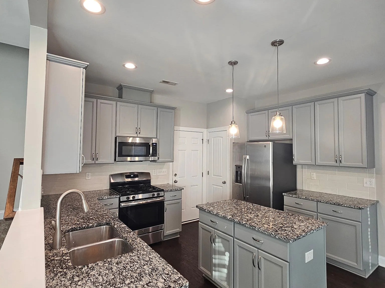 4 bed, 2.5 bath, 1834 sqft, $2,150 — Photo 3