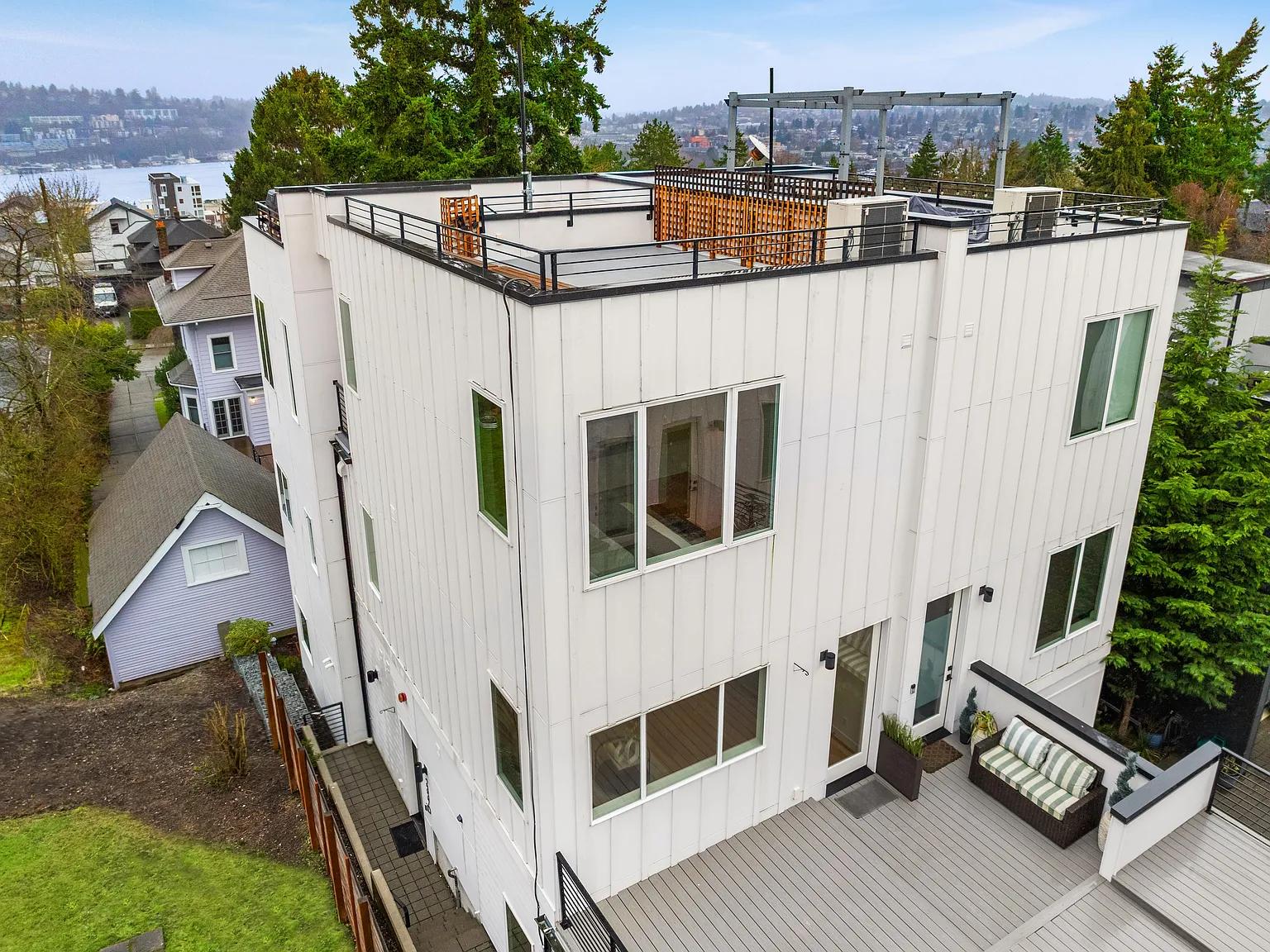 2337 10th Ave E — Photo 1