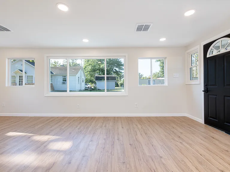 225 Bentz Ave — Photo 12
