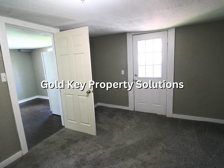 2233 E Lynn Street — Photo 12
