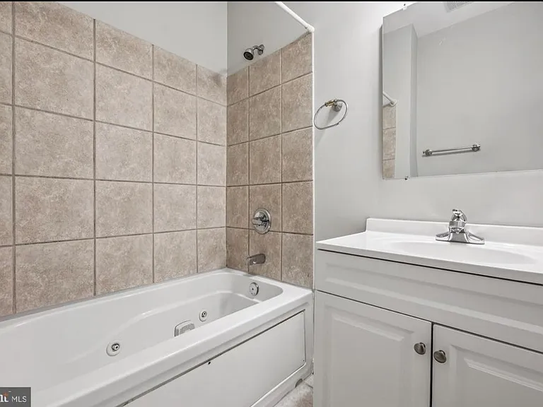 424 N Luzerne Ave — Photo 9