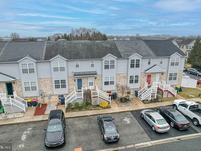 407 Champs Ln — Photo 3