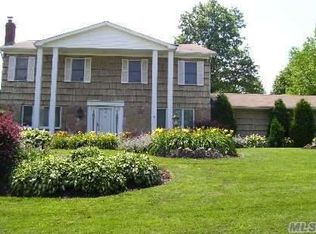 35 Lucille Ln, Dix Hills, NY 11746