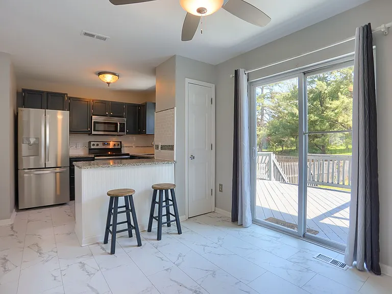 618 Milford Ct — Photo 2