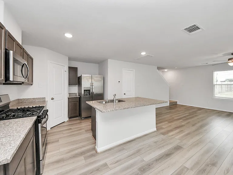 7027 Cedar Breeze Ct — Photo 4
