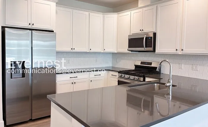 3 bed, 2.5 bath, 2441 sqft, $2,550 — Photo 4