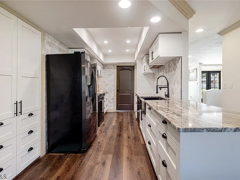 2507 Lakeview Dr — Photo 15