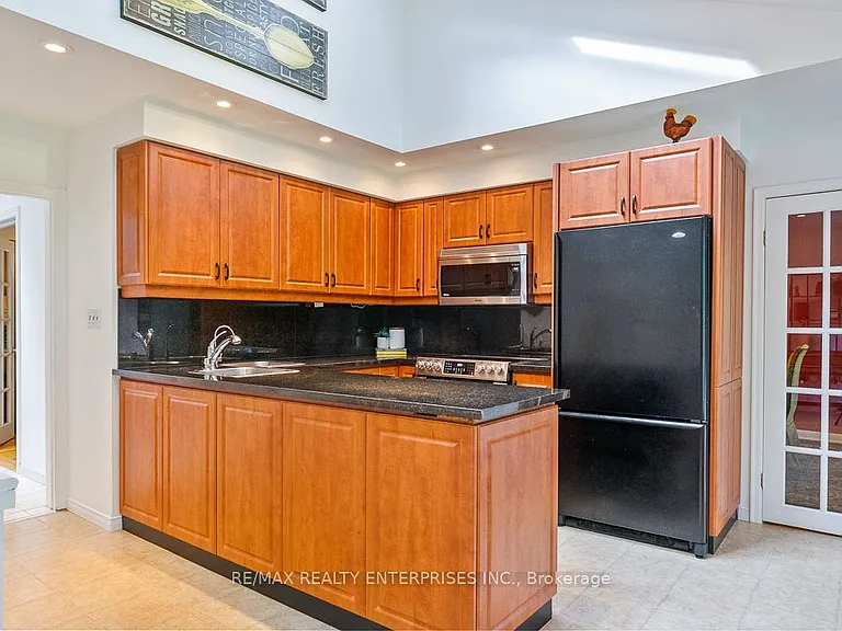 1373 Queen Victoria Ave — Photo 16