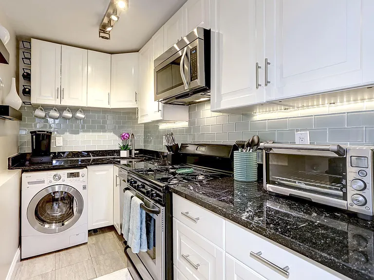 828 D St SE #1 — Photo 8