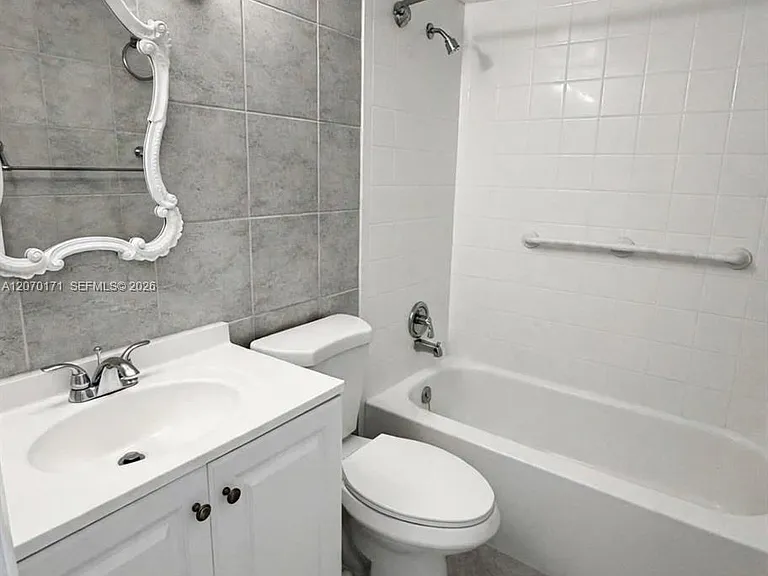 1231 SE 1st St #12 — Photo 7