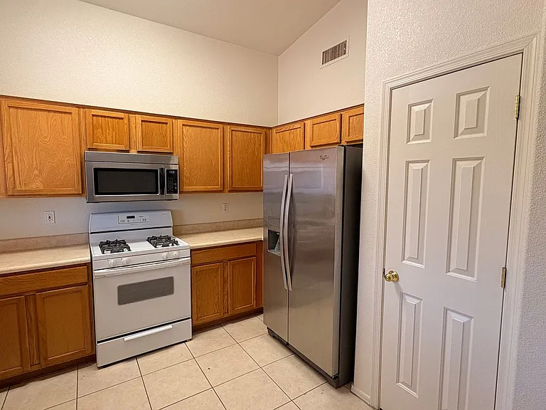 2133 W Roundwood Pl — Photo 7