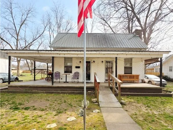 714 E Chism St, Paris, AR 72855
