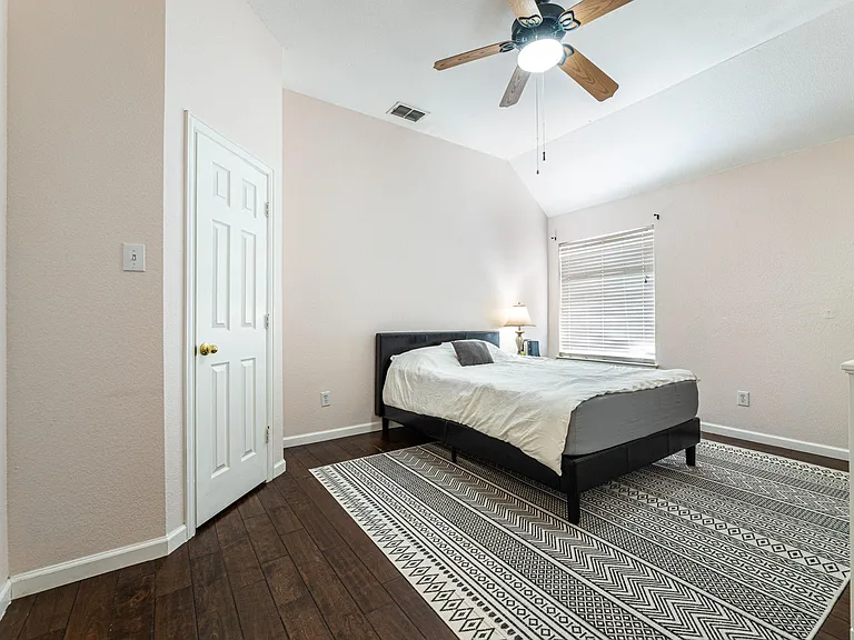 608 Laura Ln — Photo 16