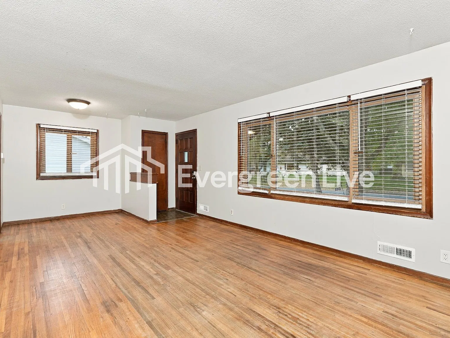 4 bed, 1.0 bath, 1100 sqft, $1,945 — Photo 2